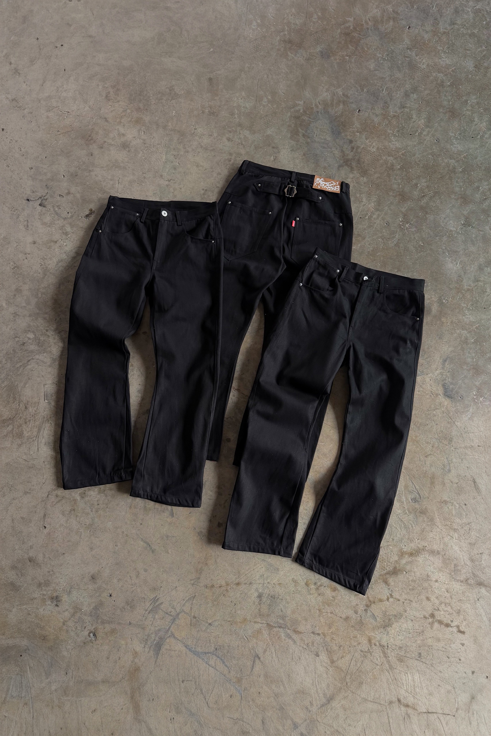 BLACK STRAIGHT FIT DENIM